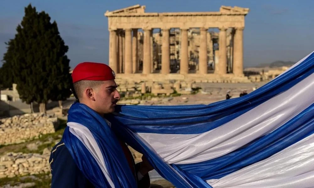 25η Μαρτίου: Δέος και συγκίνηση στην έπαρση της σημαίας στον ιερό βράχο της Ακρόπολης (βίντεο)